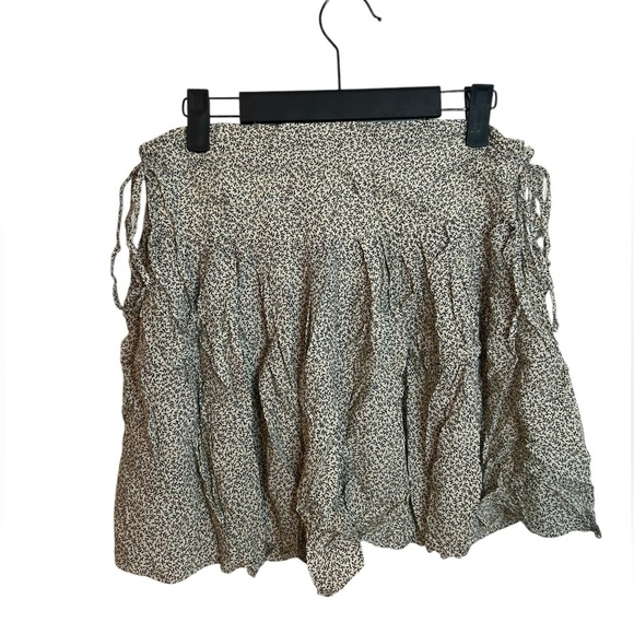 H&M Ditsy Floral Cinched Mini Skirt - Picture 1 of 5